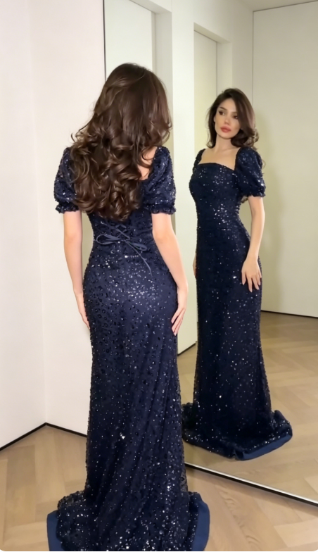 Schlichtes, knielanges Abendkleid aus Satin mit quadratischem Ausschnitt, marineblaues Ballkleid DP05687