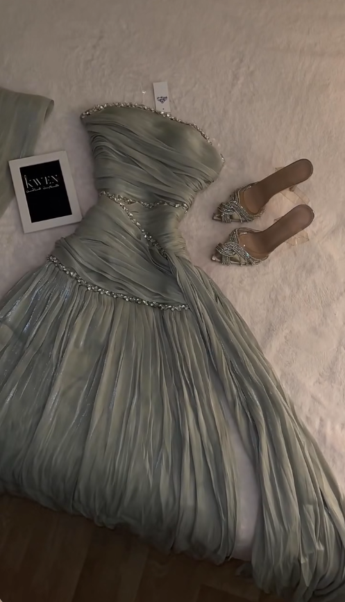 Elegantes grünes Hochzeitsgastkleid Trägerlos A-Linie Chiffon Langes Abendkleid DP05714