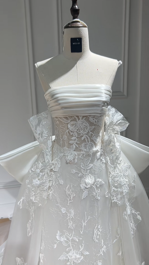 Elegant White Wedding Dress Strapless A-Line Bridal Gown Appliques Tulle Bridal Dress  DP05716