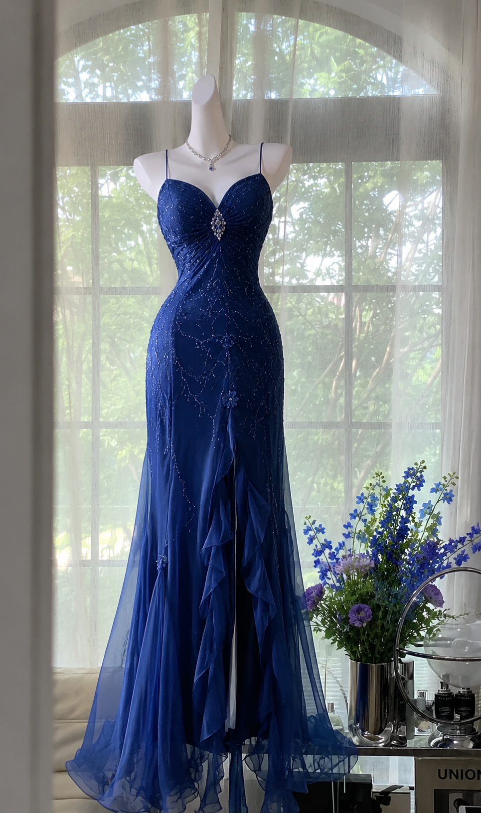 Elegantes Abendkleid aus Chiffon mit Spaghettiträgern, Perlenstickerei und figurbetontem Schnitt in Marineblau für den Abschlussball DP05756