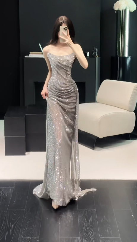 Elegantes langes Abendkleid in Silber, Tüll, Etui-Form, trägerloses Ballkleid DP05770