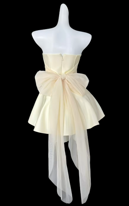 Schickes apricotfarbenes kurzes Homecoming-Kleid, trägerlos, A-Linie, Satin-Geburtstagskleid, ärmelloses Partykleid DP05858