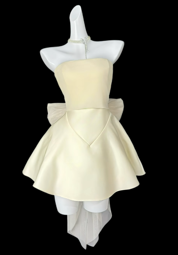 Schickes apricotfarbenes kurzes Homecoming-Kleid, trägerlos, A-Linie, Satin-Geburtstagskleid, ärmelloses Partykleid DP05858