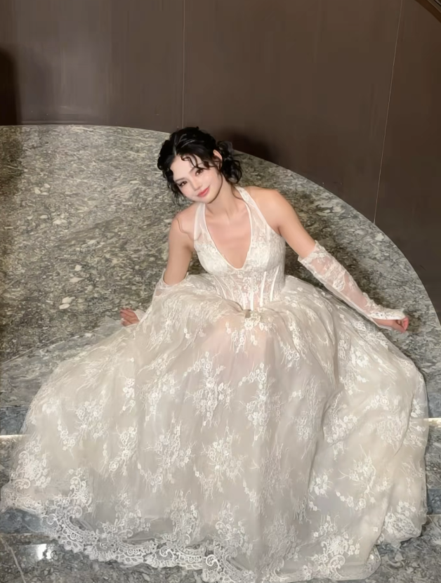 Simple Halter A-Line Wedding Dress Lace Bridal Gown Sleeveless White Bridal Dress DP05899