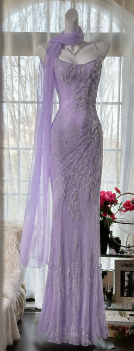 Elegantes lavendelfarbenes Etui-Abendkleid aus Chiffon mit Perlen DP06941
