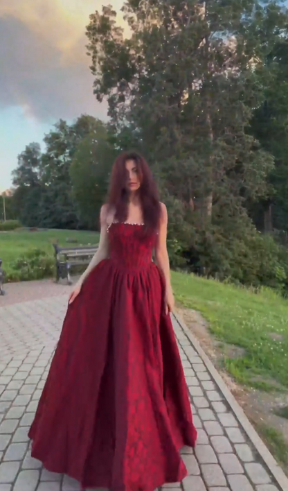 Reizendes burgunderrotes A-Linien-Abendkleid aus Satin DP07928