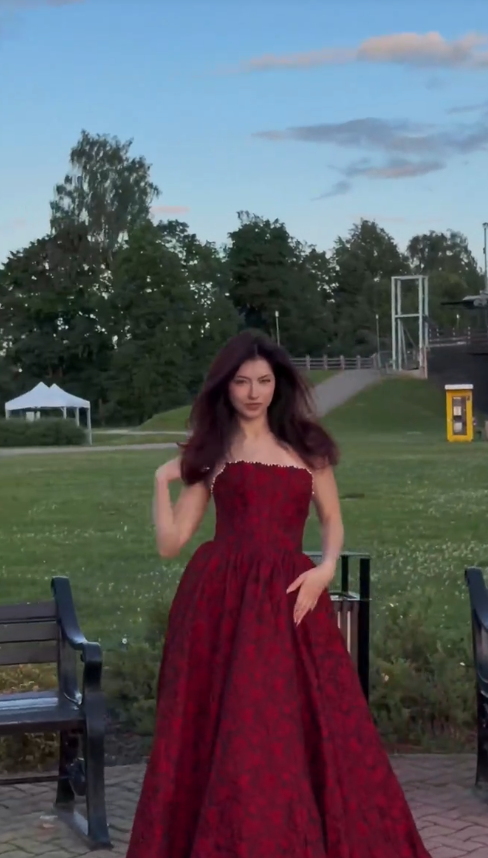Reizendes burgunderrotes A-Linien-Abendkleid aus Satin DP07928