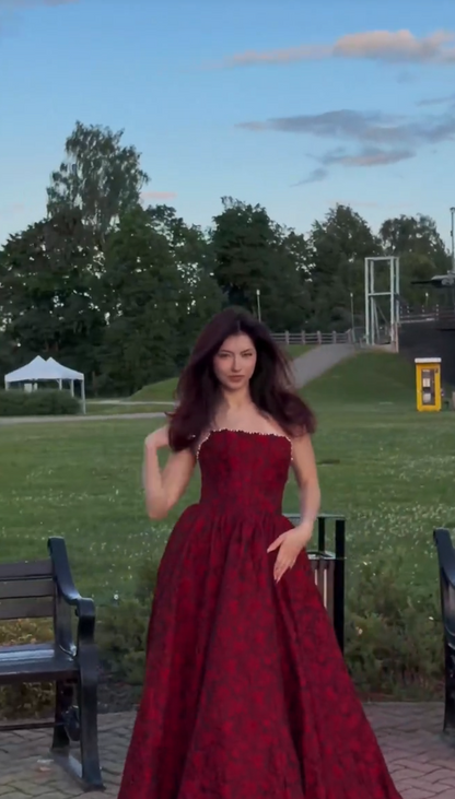 Reizendes burgunderrotes A-Linien-Abendkleid aus Satin DP07928