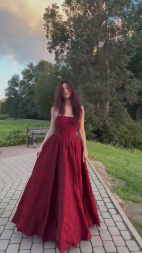 Reizendes burgunderrotes A-Linien-Abendkleid aus Satin DP07928