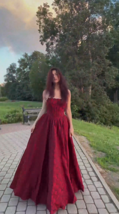 Reizendes burgunderrotes A-Linien-Abendkleid aus Satin DP07928