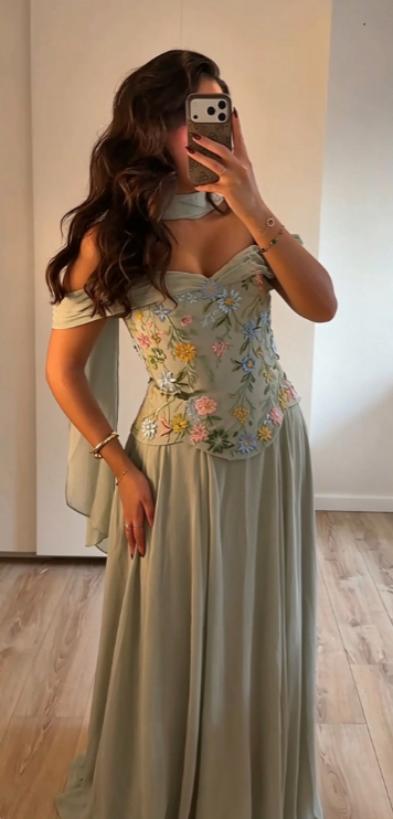 Bezauberndes Abendkleid in Salbeigrün mit Stickerei, Etuikleid aus Chiffon, lang, DP07931