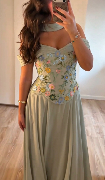 Bezauberndes Abendkleid in Salbeigrün mit Stickerei, Etuikleid aus Chiffon, lang, DP07931