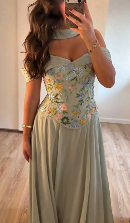 Bezauberndes Abendkleid in Salbeigrün mit Stickerei, Etuikleid aus Chiffon, lang, DP07931