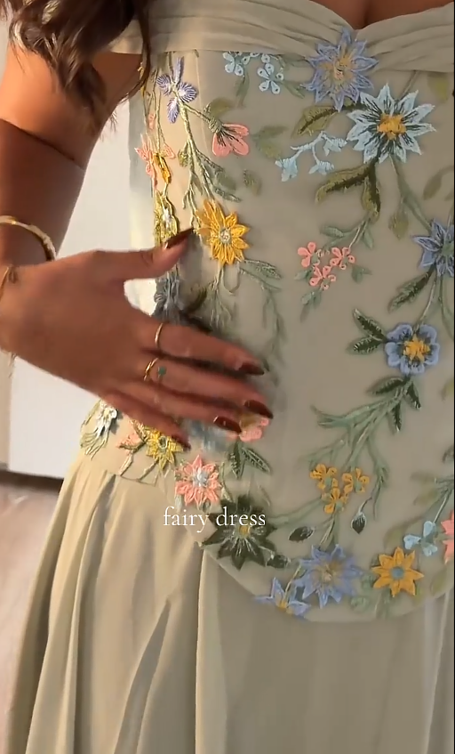 Bezauberndes Abendkleid in Salbeigrün mit Stickerei, Etuikleid aus Chiffon, lang, DP07931