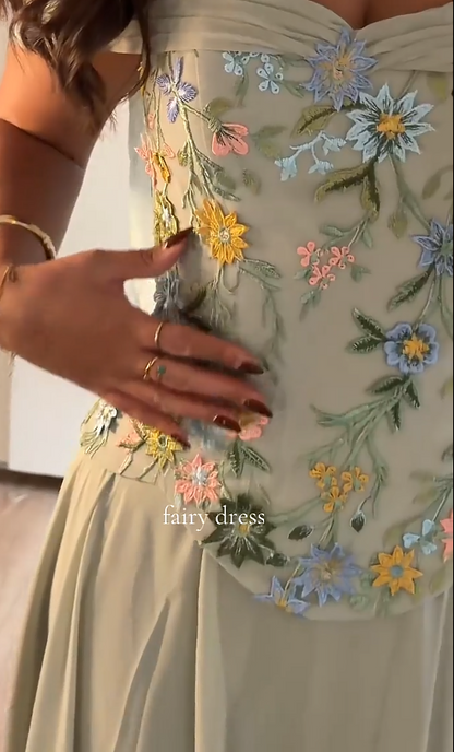 Bezauberndes Abendkleid in Salbeigrün mit Stickerei, Etuikleid aus Chiffon, lang, DP07931