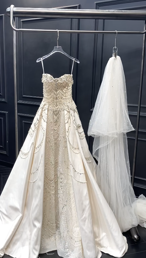 Reizendes A-Linien-Brautkleid in Weiß aus Satin mit Herzausschnitt DP07936