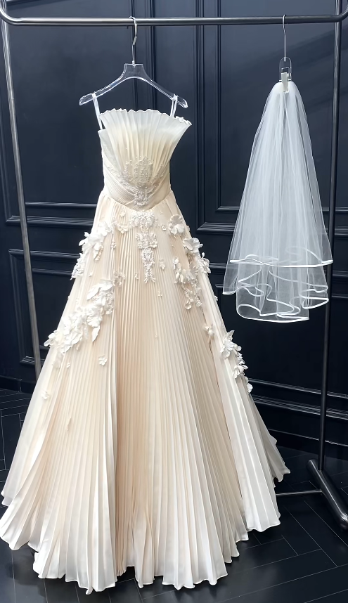Reizendes schulterfreies A-Linien-Brautkleid in Weiß aus Chiffon DP07937
