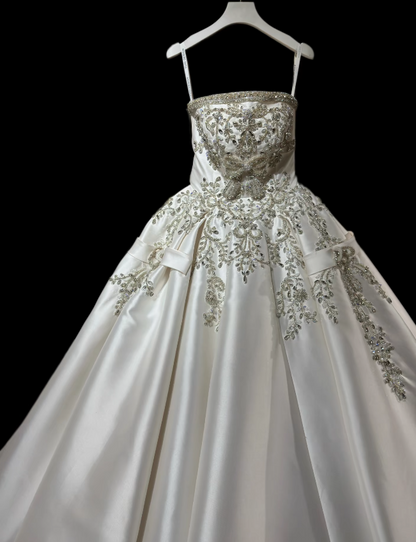 Reizendes trägerloses A-Linien-Brautkleid in Lang, perlenbesetztes Brautkleid, weißes Satin-Brautkleid DP07938