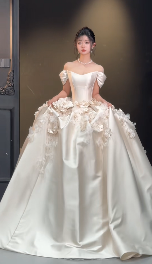 Charmante robe de mariée longue trapèze à épaules dénudées en satin blanc DP07939