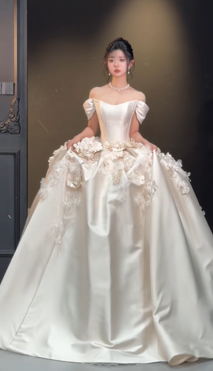 Charmante robe de mariée longue trapèze à épaules dénudées en satin blanc DP07939