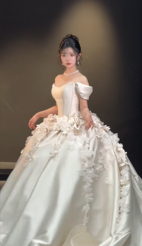 Charmante robe de mariée longue trapèze à épaules dénudées en satin blanc DP07939