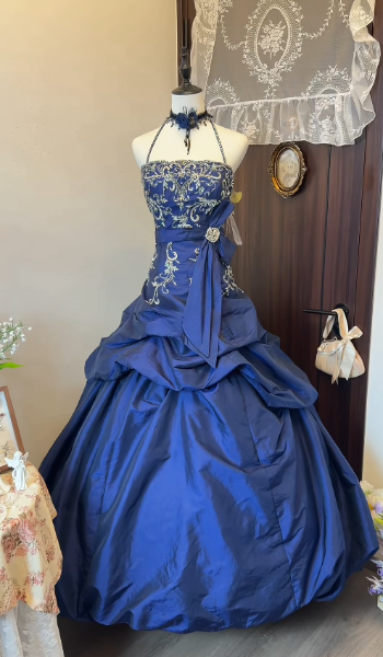 Chic Robe de Soir Longue Bustier Trapèze en Satin  Robe de Bal Bleue à Appliques DP08018