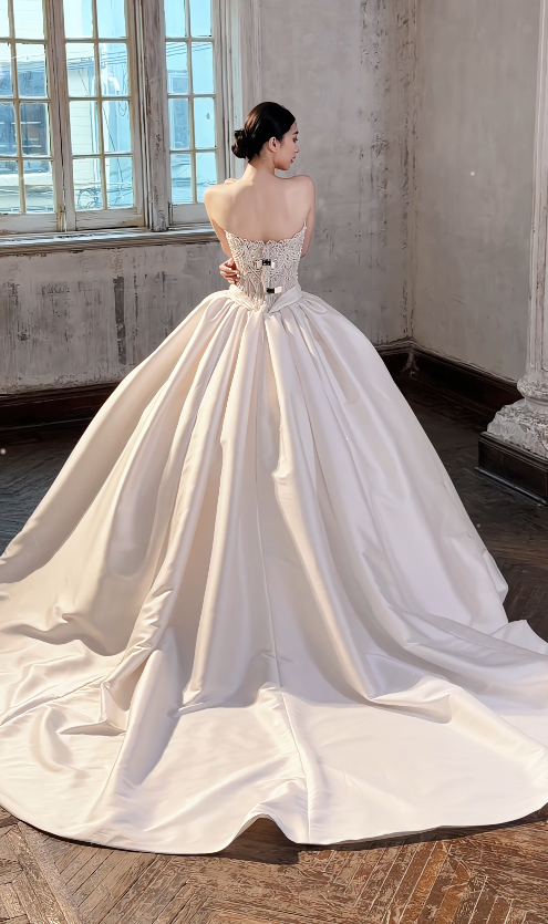 Robe de mariée simple sans bretelles en satin coupe trapèze, robe de mariée blanche DP08056