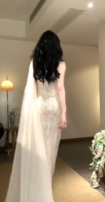 Glamouröses weißes Ballkleid, langes Abendkleid aus Chiffon mit Perlenbesatz, Modell DP08059