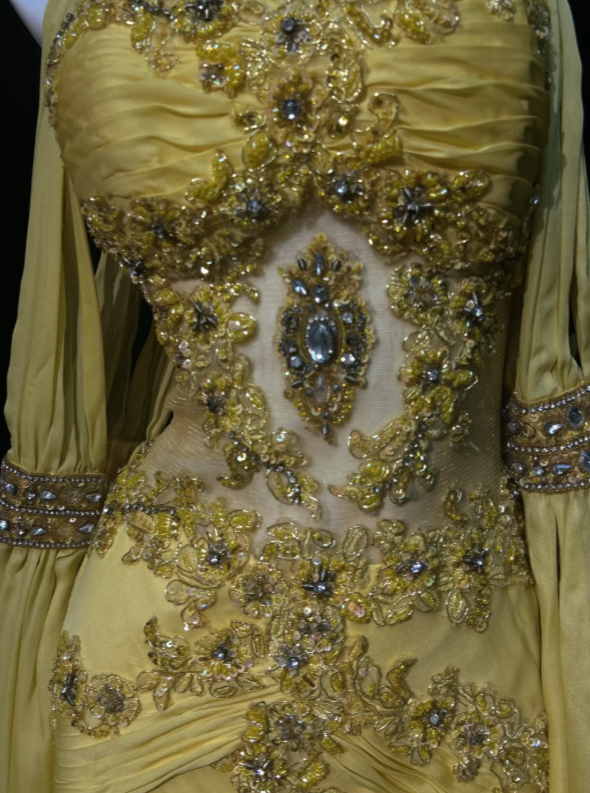 Schönes figurbetontes langes Abendkleid aus Chiffon mit Perlenbesatz, gelbes Ballkleid DP08152