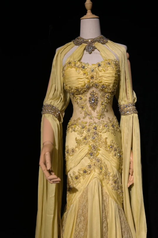 Schönes figurbetontes langes Abendkleid aus Chiffon mit Perlenbesatz, gelbes Ballkleid DP08152
