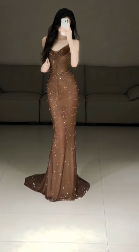 Schönes langes braunes Abendkleid aus Tüll in Etuiform, Ballkleid DP08154
