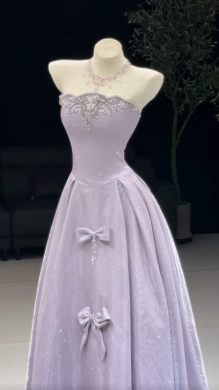 Wunderschönes langes Abendkleid in A-Linie, lila Satin-Ballkleid DP08164