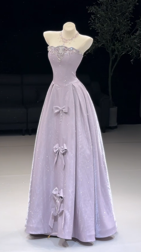 Wunderschönes langes Abendkleid in A-Linie, lila Satin-Ballkleid DP08164