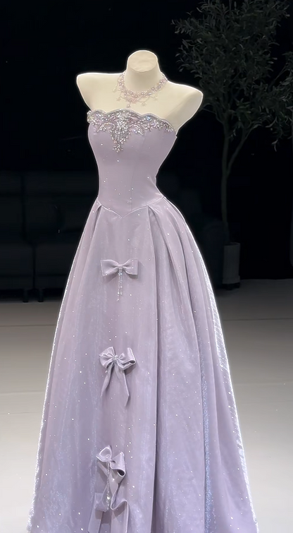 Wunderschönes langes Abendkleid in A-Linie, lila Satin-Ballkleid DP08164