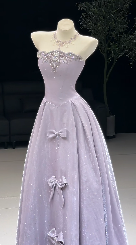 Wunderschönes langes Abendkleid in A-Linie, lila Satin-Ballkleid DP08164