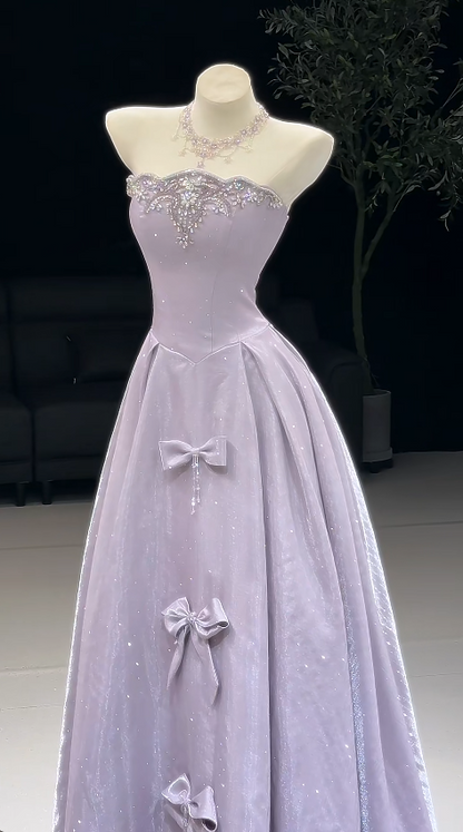 Wunderschönes langes Abendkleid in A-Linie, lila Satin-Ballkleid DP08164