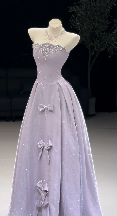 Wunderschönes langes Abendkleid in A-Linie, lila Satin-Ballkleid DP08164