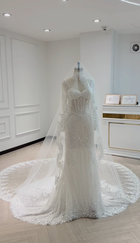 Zeitloses, figurbetontes weißes Brautkleid aus Spitze DP08176