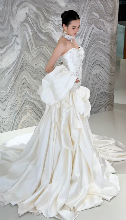 Zeitloses, figurbetontes weißes Brautkleid aus Satin DP08180