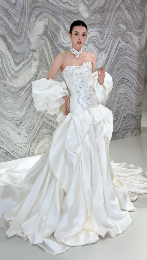 Zeitloses, figurbetontes weißes Brautkleid aus Satin DP08180