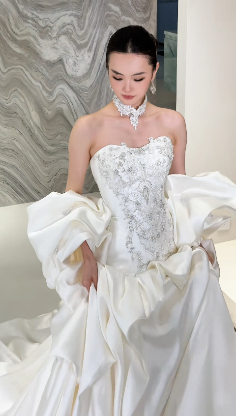Zeitloses, figurbetontes weißes Brautkleid aus Satin DP08180