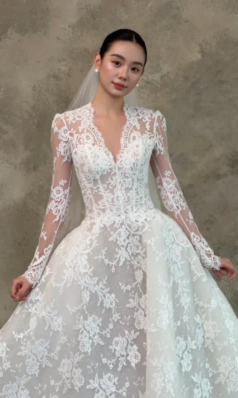 Jolie robe de mariée blanche en dentelle, coupe trapèze, longue DP08194