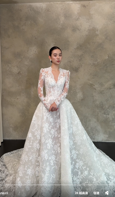 Jolie robe de mariée blanche en dentelle, coupe trapèze, longue DP08194