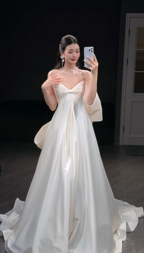 Robe de mariée blanche glamour en satin, coupe trapèze, longue DP08253