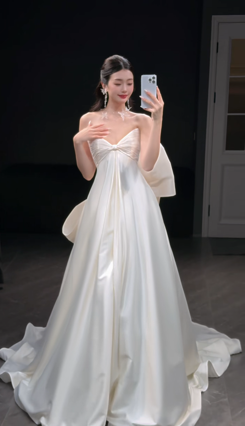 Robe de mariée blanche glamour en satin, coupe trapèze, longue DP08253