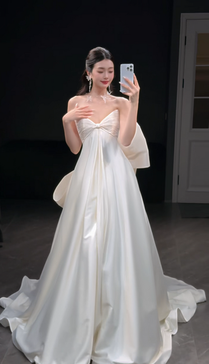 Robe de mariée blanche glamour en satin, coupe trapèze, longue DP08253