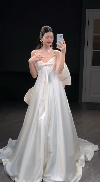 Robe de mariée blanche glamour en satin, coupe trapèze, longue DP08253