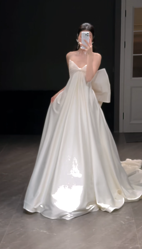 Robe de mariée blanche glamour en satin, coupe trapèze, longue DP08253