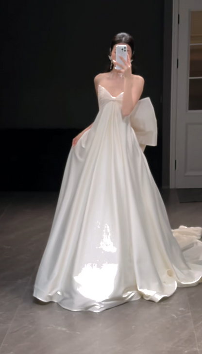 Robe de mariée blanche glamour en satin, coupe trapèze, longue DP08253