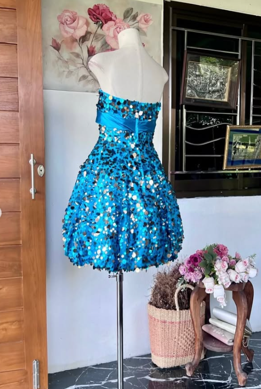 Jolie robe de bal courte bleue en satin à sequins, coupe trapèze, robe de fête d’anniversaire DP08272